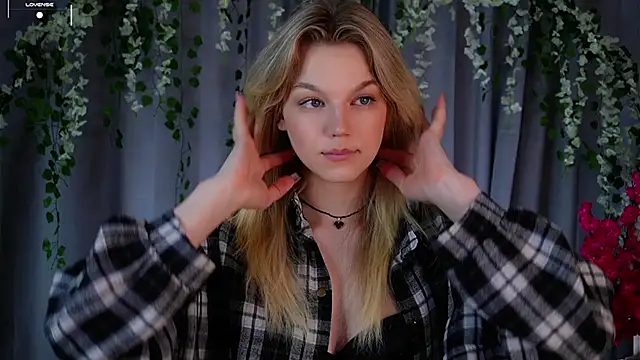 Snapshot of EdlinAlliston chatting on October 12, 2025, 1:32 pm EdlinAlliston online show from October 12, 2025, 1:32 pm