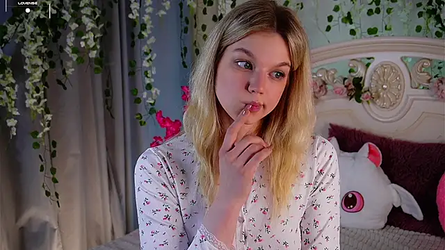 Snapshot of EdlinAlliston chatting on October 22, 2025, 2:28 pm EdlinAlliston online show from October 22, 2025, 2:28 pm