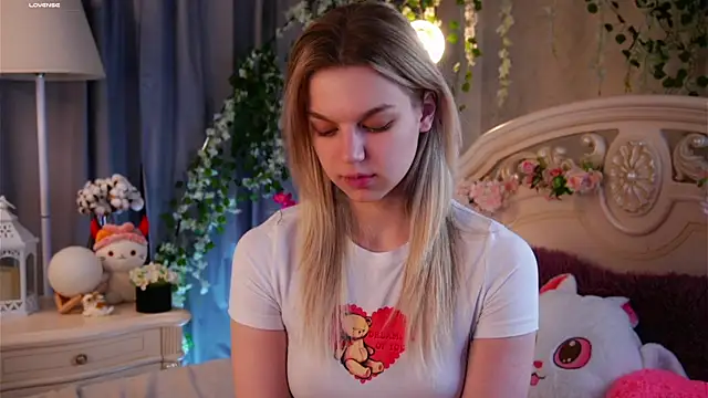 Snapshot of EdlinAlliston chatting on November 16, 2025, 1:39 pm EdlinAlliston online show from November 16, 2025, 1:39 pm