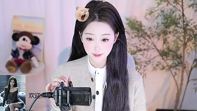 Arwyn-rr online show from February 16, 2025, 2:21 pm