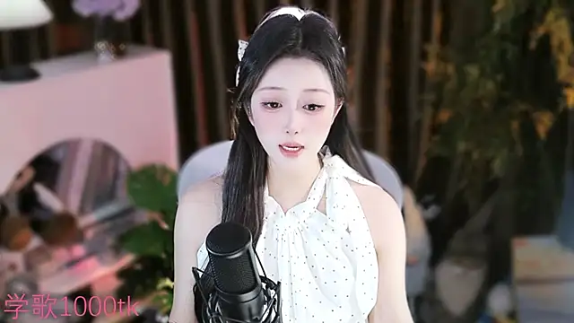 Arwyn-rr online show from September 14, 2025, 1:43 pm