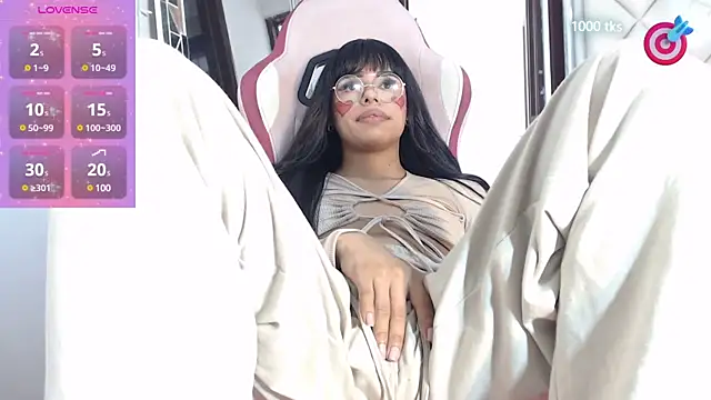 DannaDooll99 online show from February 3, 2025, 2:24 pm