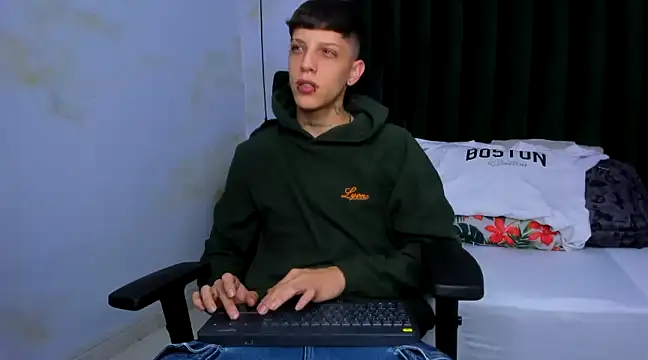 Snapshot of Adam_hard_ chatting on January 15, 2025, 7:55 pm Adam hard  online show from January 15, 2025, 7:55 pm