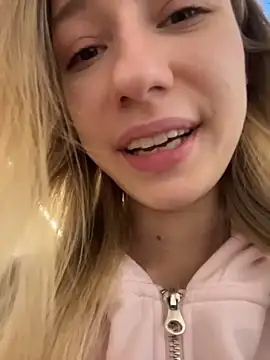 Snapshot of Lia__Love chatting on November 17, 2025, 12:11 pm Lia Love online show from November 17, 2025, 12:11 pm