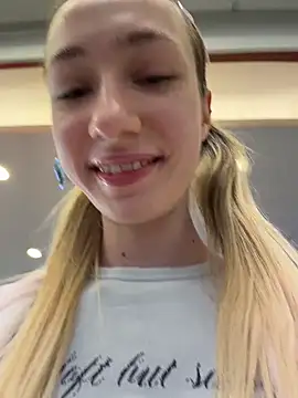 Snapshot of Lia__Love chatting on December 14, 2025, 9:03 am Lia Love online show from December 14, 2025, 9:03 am