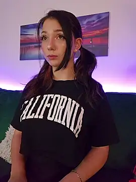 AveryWillow online show from September 18, 2025, 10:56 pm