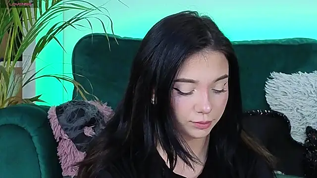 AveryWillow online show from November 3, 2025, 8:04 am