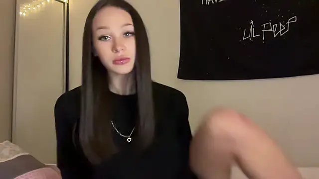 ur molly online show from October 31, 2025, 12:17 pm