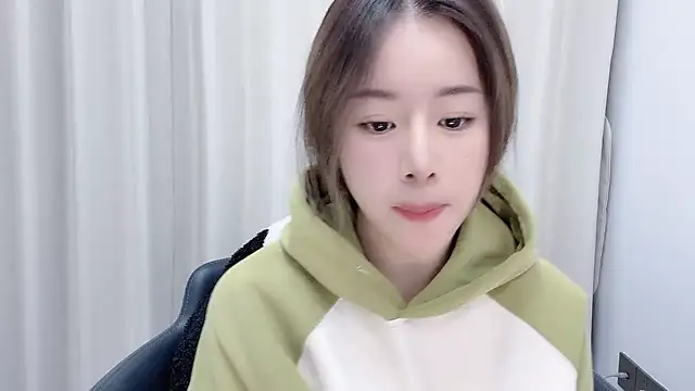 Snapshot of chloe-01 chatting on December 15, 2024, 12:28 pm chloe-01 online show from December 15, 2024, 12:28 pm