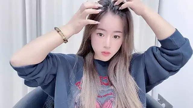 chloe-01 online show from January 16, 2025, 12:42 pm