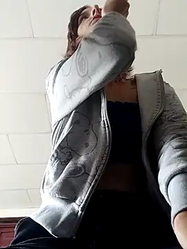 Ambar Roux  online show from October 31, 2025, 1:23 pm