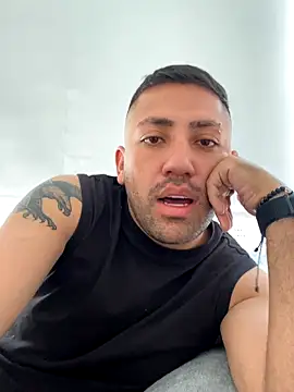 JuanZapata33 online show from October 27, 2025, 9:08 pm