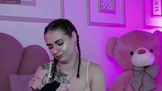 Abby  White online show from September 28, 2025, 4:01 pm