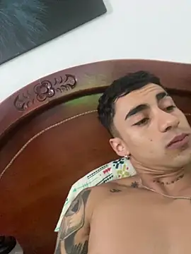 Snapshot of Danifornari chatting on March 1, 2025, 11:04 pm Danifornari online show from March 1, 2025, 11:04 pm