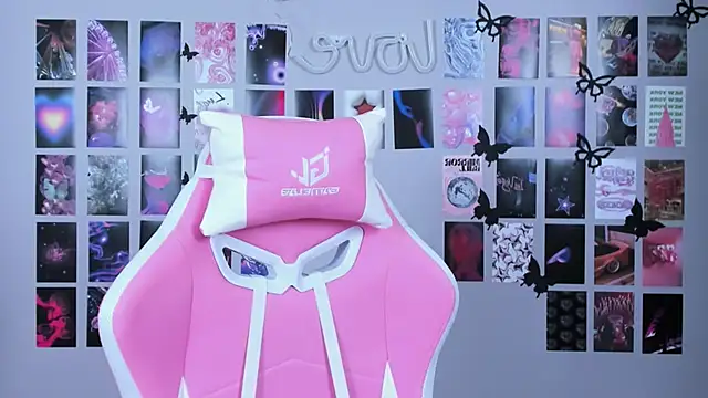 Snapshot of MiaMilas chatting on February 12, 2025, 4:54 am MiaMilas online show from February 12, 2025, 4:54 am