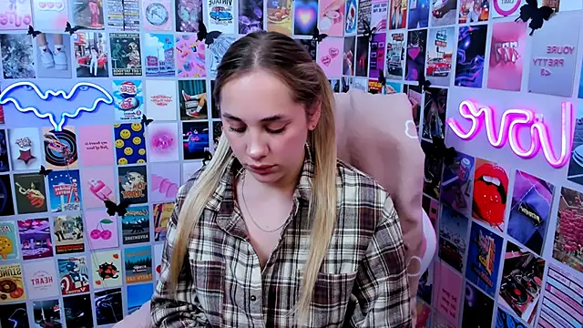 Snapshot of MiaMilas chatting on October 7, 2025, 5:10 pm MiaMilas online show from October 7, 2025, 5:10 pm