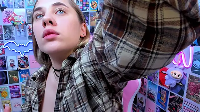 Snapshot of MiaMilas chatting on October 20, 2025, 4:24 am MiaMilas online show from October 20, 2025, 4:24 am