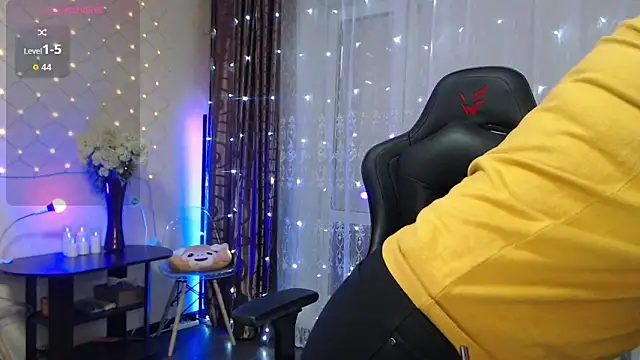 JessieOMays online show from November 17, 2025, 1:44 am