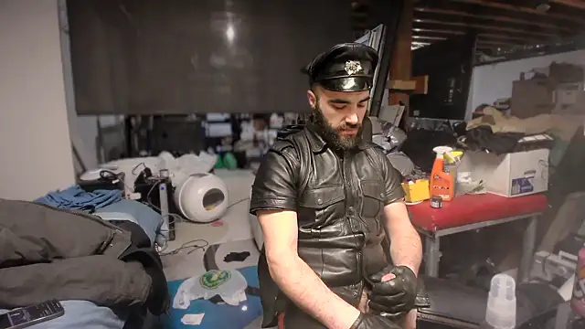 Snapshot of leatherpupmtl chatting on December 16, 2024, 9:52 pm leatherpupmtl online show from December 16, 2024, 9:52 pm