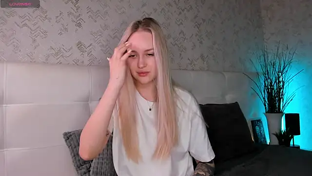 Carol  Cox online show from October 1, 2025, 11:33 pm