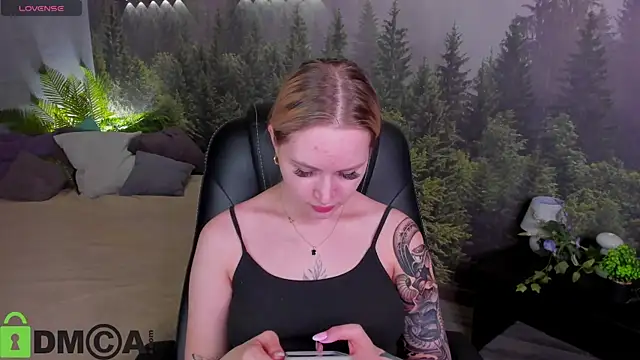 Carol  Cox online show from November 3, 2025, 10:42 pm