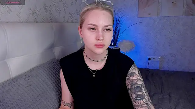 Carol  Cox online show from November 10, 2025, 10:20 pm