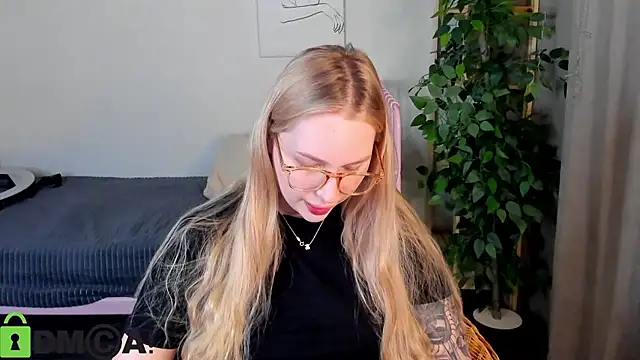 Carol  Cox online show from December 3, 2025, 11:03 pm