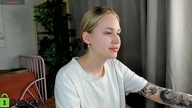 Carol  Cox online show from December 14, 2025, 10:47 pm