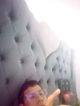 Snapshot of PequeArely chatting on January 4, 2025, 3:29 am PequeArely online show from January 4, 2025, 3:29 am