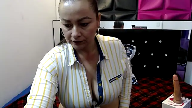 ScarletGlow1 online show from January 28, 2025, 5:35 pm