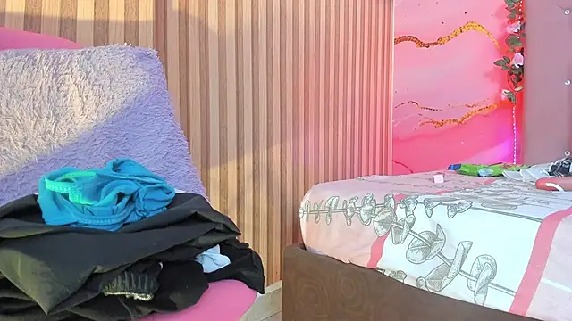 Taylor  cooper online show from February 17, 2025, 9:52 pm