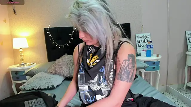 Snapshot of HollyWould__ chatting on February 20, 2025, 5:40 pm HollyWould online show from February 20, 2025, 5:40 pm