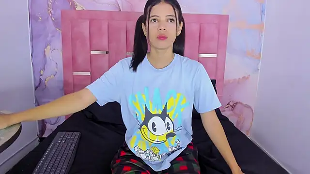 LizzMartin online show from January 11, 2025, 7:05 pm