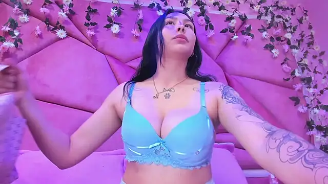 ChloeeTompson  online show from March 11, 2025, 3:26 am