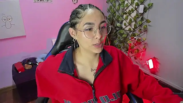 ChloeeTompson  online show from December 3, 2025, 9:07 am