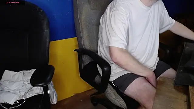 Snapshot of shyhuskyguy chatting on December 5, 2025, 5:05 am shyhuskyguy online show from December 5, 2025, 5:05 am