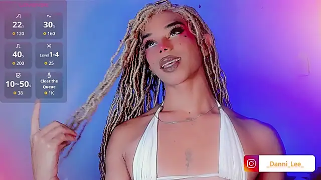 Snapshot of DanniLee_ chatting on October 21, 2025, 10:21 pm DanniLee online show from October 21, 2025, 10:21 pm