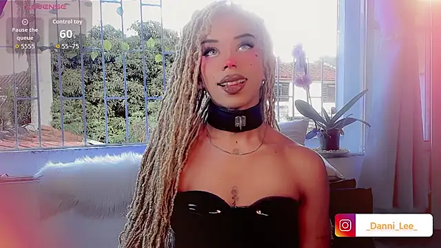 Snapshot of DanniLee_ chatting on October 26, 2025, 9:10 pm DanniLee online show from October 26, 2025, 9:10 pm