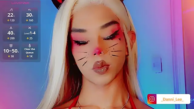 Snapshot of DanniLee_ chatting on October 31, 2025, 10:11 pm DanniLee online show from October 31, 2025, 10:11 pm