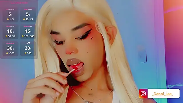 Snapshot of DanniLee_ chatting on November 3, 2025, 11:04 pm DanniLee online show from November 3, 2025, 11:04 pm