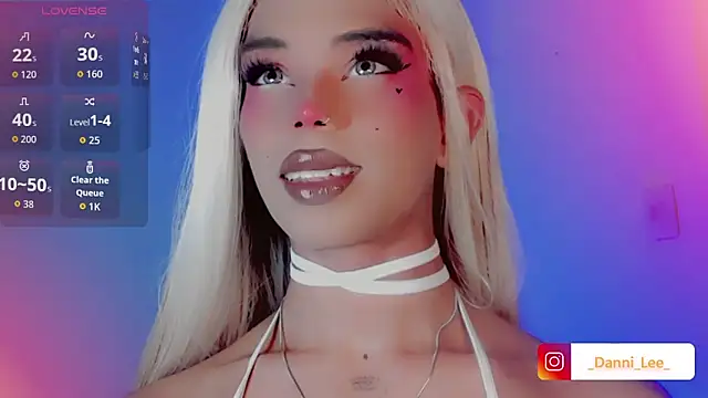 Snapshot of DanniLee_ chatting on November 25, 2025, 10:43 pm DanniLee online show from November 25, 2025, 10:43 pm