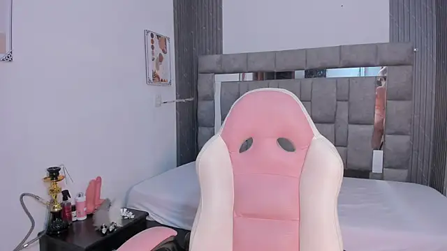 zulyjones online show from November 1, 2025, 11:56 am