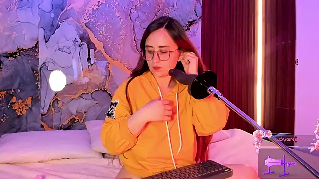 centaurigirl online show from September 21, 2025, 2:35 am