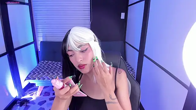 AlliceRosero online show from November 4, 2025, 9:03 pm