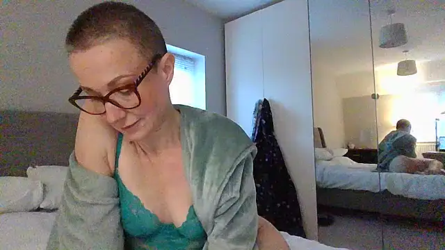 ELEGANT-ARIA36 online show from January 7, 2025, 8:45 am