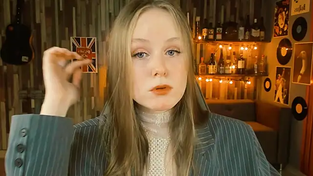 VivienLeeigh online show from February 20, 2025, 1:08 pm