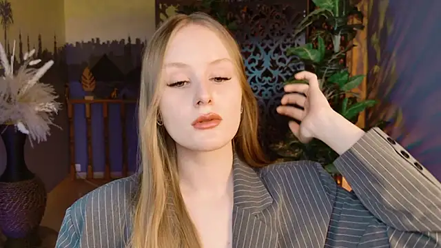 VivienLeeigh online show from November 28, 2025, 1:14 pm