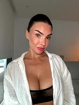 krissiswrld- online show from November 24, 2025, 1:33 pm