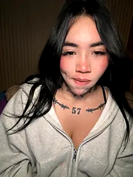 Nickiiiii online show from November 16, 2025, 7:36 am