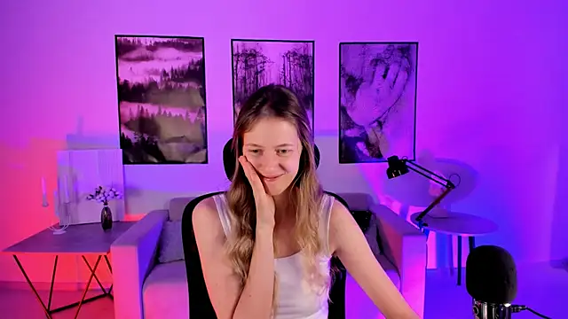 Snapshot of Sharon_Evansi chatting on December 14, 2024, 9:40 am Sharon Evansi online show from December 14, 2024, 9:40 am